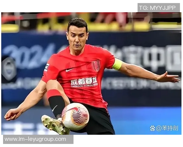 蓉城后防失误致失球广岛球员抓住机会扳平比分